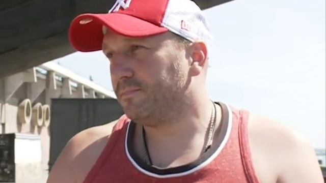 В Красноярске на набережной Енисея летнее кафе перекрыло дорогу для прогулок смотреть онлайн