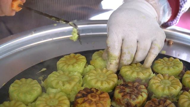 전국 최고로 팥 많이 넣어주는 국화빵?! 속이 꽉차 터지기 일보직전인 할머니 국화빵/chrysanthemum bread with red beans/Korean street foo смотреть онлайн
