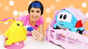 Видео и мультики для малышей про машинки. Грузовичок Лева и Маша Капуки дарят Лаки детский планшет!