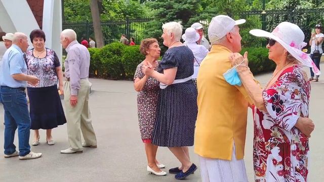 Все тише шаги Танцы ??? в парке Горького Июнь 2021 Харьков смотреть онлайн