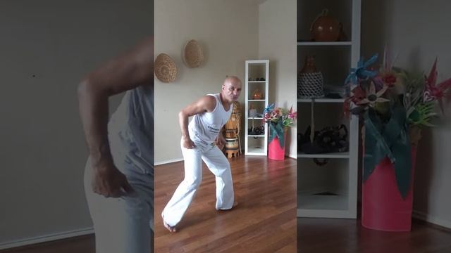 Learning how to Ginga in Capoeira. смотреть онлайн