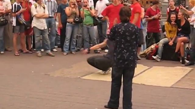 Пьяная женщина танцует на Крещатике в Киеве смотреть онлайн