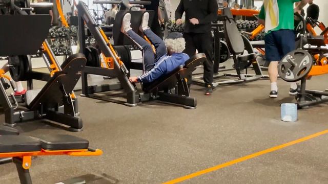 Кандидат Мастер Спорта притворился ДЕДОМ В ЗАЛЕ | Old Man Prank #пранк #притворился #кмс #дед смотреть онлайн