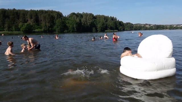 Отдых на озере. Игры на воде с детьми. смотреть онлайн