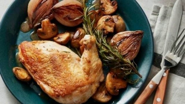 Запечённая курица с грибами, луком и розмарином Рецепт приготування в описах смотреть онлайн