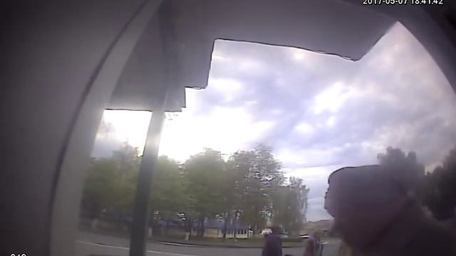 Неизвестный молодой человек забрал забытую речичанином карточку смотреть онлайн