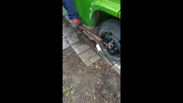 Откручивание прикипевших колесных гаек смотреть онлайн