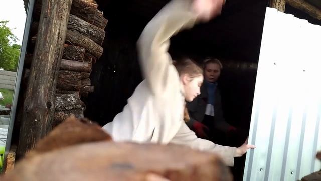 VLOG НА ДАЧЕ// ДОСТРАИВАЕМ ДРОВНИК// ПЕРЕНОСИМ ДРОВА смотреть онлайн