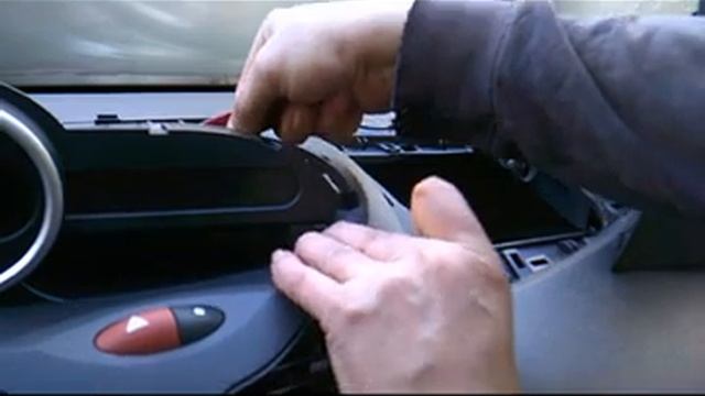 Renault Twingo 2 , Innenraumlüfter und Vorwiderstand austauschen смотреть онлайн