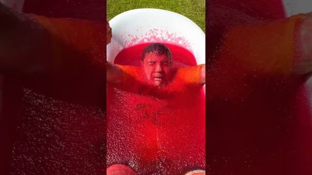Daddy's fun drop in a jelly bath #Shorts смотреть онлайн