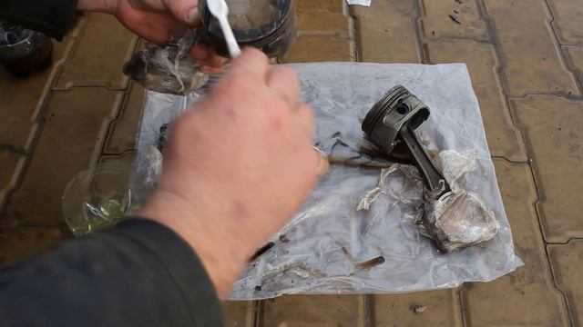 Чистим нагар на поршнях средством для унитазов... смотреть онлайн