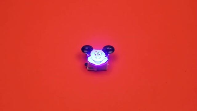 Значок светящийся Микки Маус на булавке смотреть онлайн