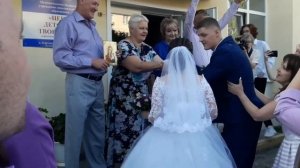 Свадьба!  Встреча молодой семьи! Каравай! Русский обычай на свадьбе! Глава семьи! Жених или невеста