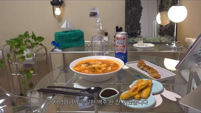 ENG) vlog 편의점 음식 잔뜩 먹고 주방청소 뿌시는 자취생 브이로그ㅣ감자치즈호떡, 오징어튀김, 고구마맛탕, 얼큰수제비, 떠먹는고구마피자, 콘치즈, 오모리김치찌개, 불닭로제 смотреть онлайн