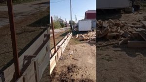 опалубка под фундамент забора .