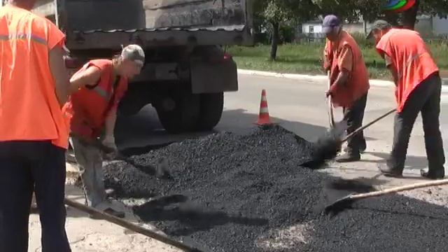 Ремонт дорог в Харцызске продолжился. смотреть онлайн