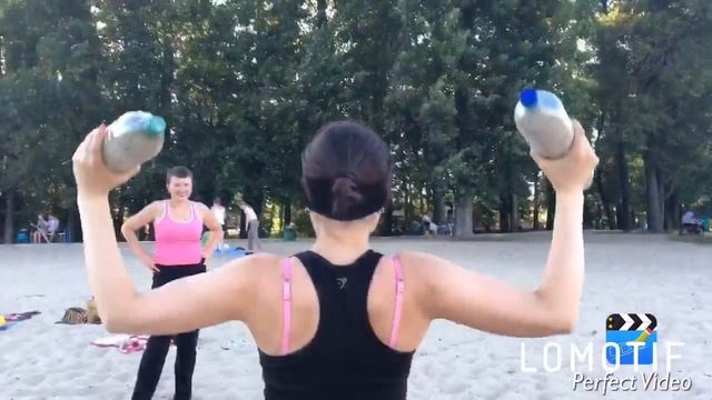 Веселое занятие на пляже . Тренировка спина+плечи смотреть онлайн