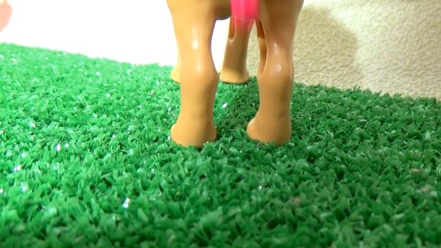 Барби пойдем гулять! Барби и Таффи на прогулке. Мультик Барби куклы. смотреть онлайн