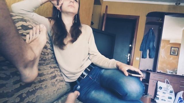 ЗАСТАВИЛ ДЕВУШКУ ОБЛИЗАТЬ ПЯТКУ! (извини) смотреть онлайн