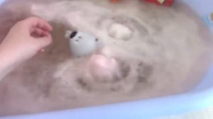 Видео для детей мимимишки купаются в ванной с бомбочками.