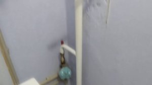 Убираю конденсат на трубе холодной воды