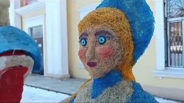 В Приморье установили вот таких Деда Мороза и Снегурочку. смотреть онлайн