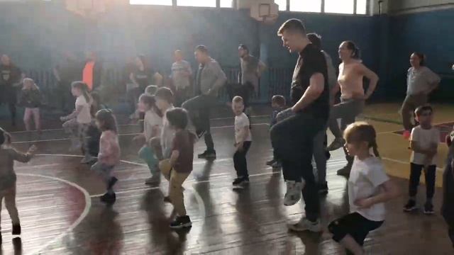 Спортивный семейный праздник в детском саду Монтессори "Лотос", 2023 г. смотреть онлайн