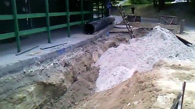 Киев - экскаватор провалился в траншею, которую рыл