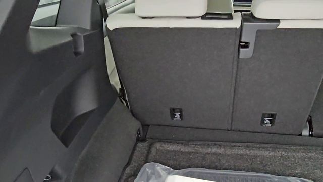 How to fold down second row seats in a VW Tiguan from the rear hatch смотреть онлайн