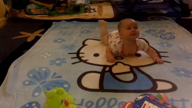 Как научить ребёнка ползать.Часть 1 смотреть онлайн