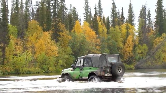 Подготовленный УАЗ Хантер едет в брод через реку смотреть онлайн