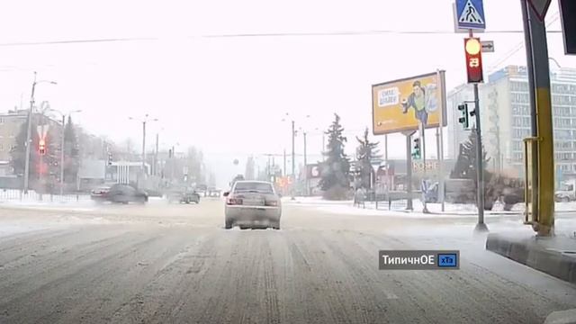 В Харькове водитель поехал на красный смотреть онлайн