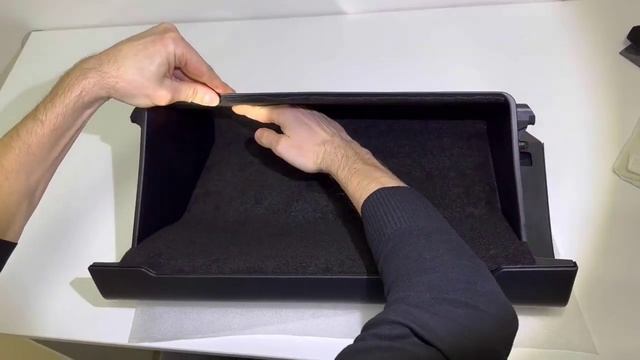 Видео инструкция оклейки автомобильным самоклеющимся карпетом бардачка Toyota Camry 50/55 2012-2018 смотреть онлайн