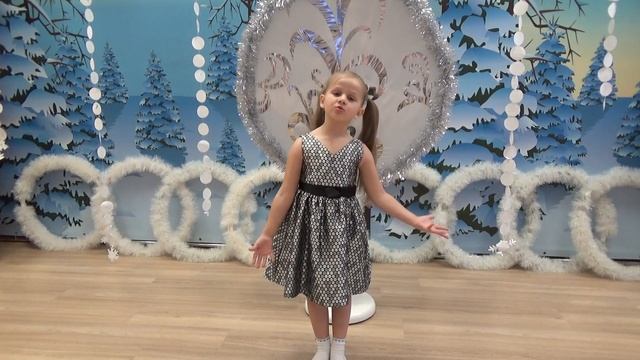 Стихотворение Максима Славинского "Зима" читает Милана, 6 лет смотреть онлайн