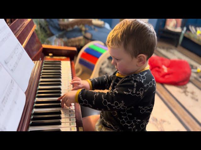 Gavriil Tries To Straighten Out His Palm - Гавриил пробует расправить ладошку