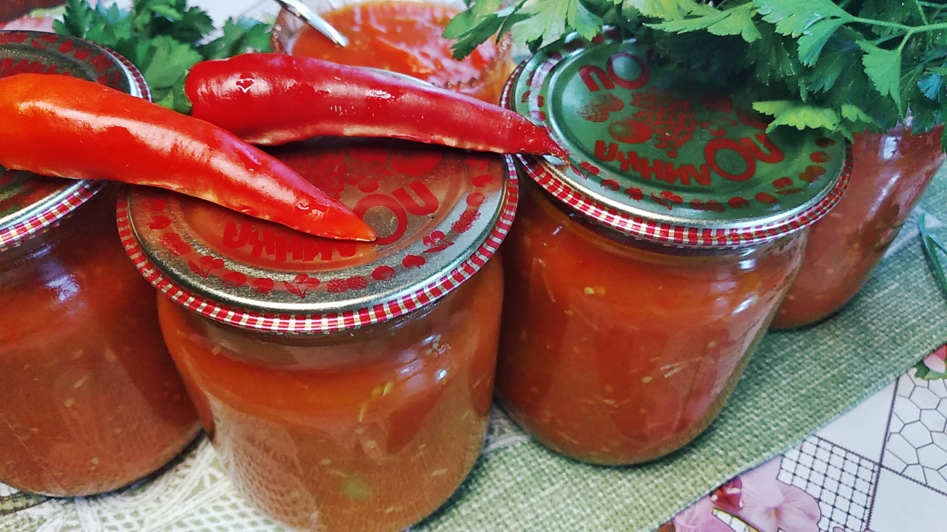 ОСТРО-СЛАДКАЯ ЗАКУСКА ИЗ ПОМИДОРОВ И ПЕРЦА НА ЗИМУ. смотреть онлайн