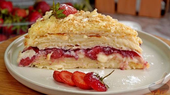 Тортик с ягодным сюрпризом.
НАПОЛЕОН С КЛУБНИКОЙ