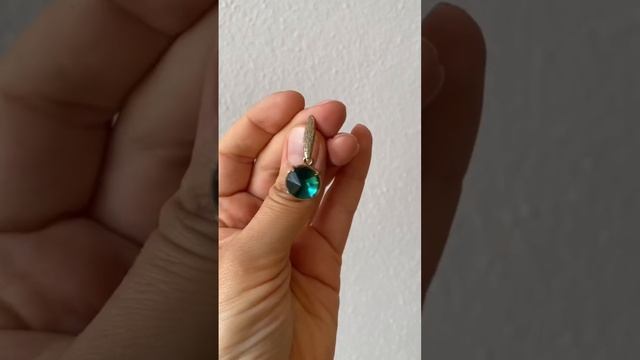 Помогите узнать название камня в серёжках-гвоздиках ?? смотреть онлайн