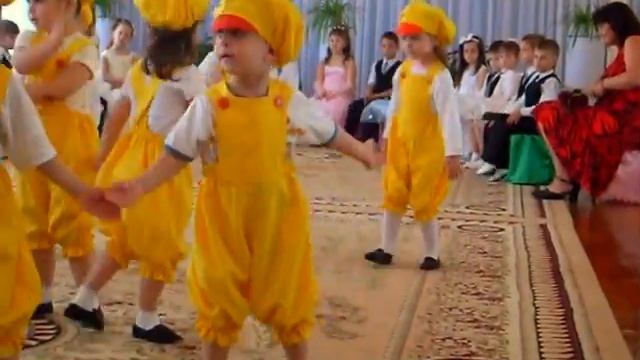 Губки бантиком Танцуют дети в 2 года смотреть онлайн