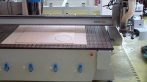 Фрезеровка фанеры на фрезерном станке с ЧПУ Comagrav Notus Plus