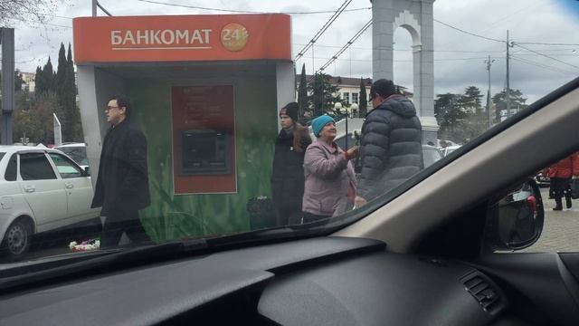 Женщина подарила цветы мужчине, проходящему мимо, на 23 февраля! смотреть онлайн