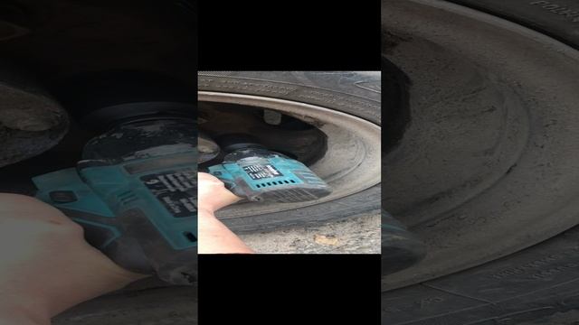 Электрогайковерт против колес грузовика. battery wrench against truck wheels. смотреть онлайн