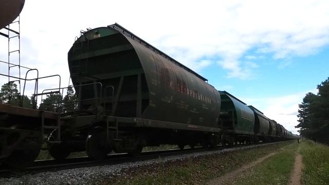 "Оригинал" 2ТЭ116У-0108 с грузовым поездом и приветливой бригадой смотреть онлайн