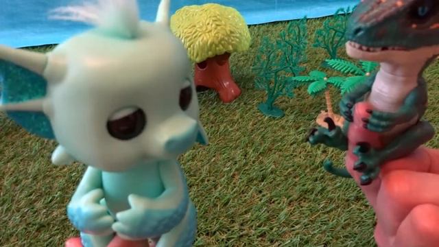 Baby DRAGON Fingerlings NOA Meets UNTAMED RAPTOR FURY! WowWee Fingerlings! смотреть онлайн