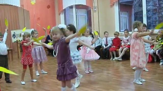 танец с листочками (группа "Звездочки" Д/с №28) смотреть онлайн