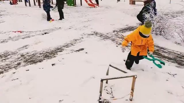 Снежок выпал, дети рады. смотреть онлайн