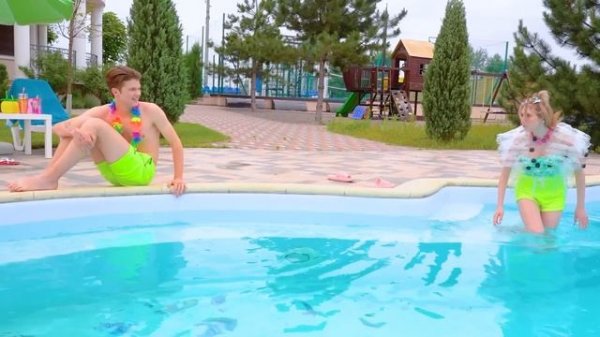 Богатая vs Бедная Пляжная Вечеринка! Богатая Пара vs Бедная Пара