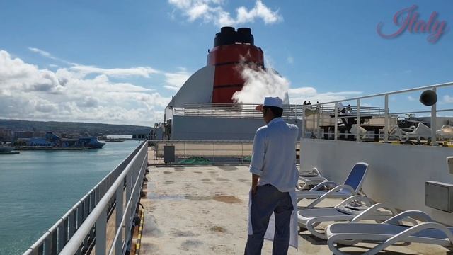 Queen Mary 2 @ Port of Civitavecchia, Italy смотреть онлайн