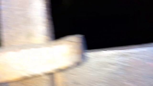 Окошко междуСкальнойПородой и кладкой- заглянула...а там- канал как в Пирамидах.Решетки -ВысшийКлас