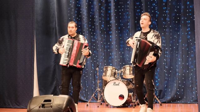 New Years Accordion | Данил и Никита Шаравьёвы смотреть онлайн